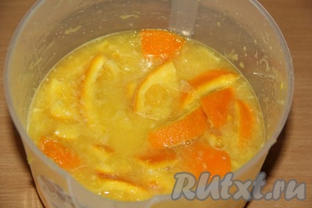 Получившуюся кашицу из апельсинов залить 1 литром воды (я использовала родниковую воду, можно взять кипячёную или фильтрованную), оставить на 30 минут.
