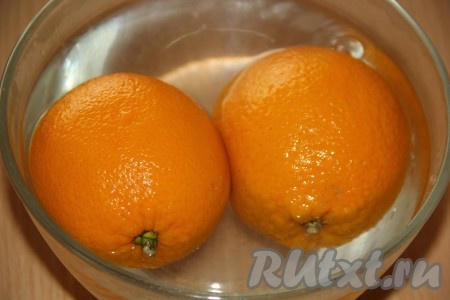 Залить апельсины крутым кипятком и оставить на 5 минут, затем воду слить.
