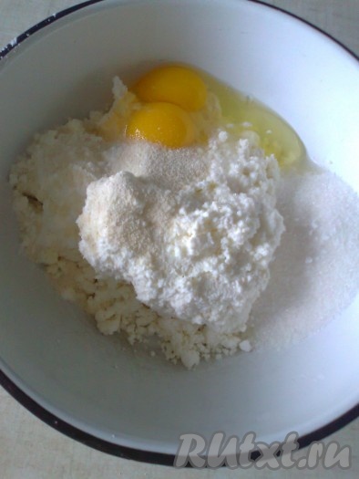 В творог добавить яйца, всыпать соль, сахар, ванильный сахар, разрыхлитель и манку.
