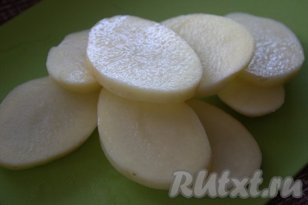 Вымытый и очищенный картофель нарезать на кольца толщиной 1-1,5 сантиметра (также, как были нарезаны баклажаны), посолить, приправить по вкусу специями (я приправила универсальной приправой для картофеля).
