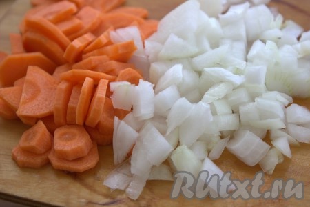 Почистить репчатый лук и нарезать на мелкие кубики. Морковь почистить, нарезать на полукружочки.
