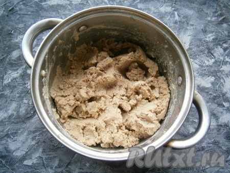 С готовой картошки слить воду, а затем растолочь толкушкой. В картофельное пюре добавить пюре из печени, тщательно перемешать.
