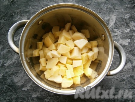 Картофель очистить, вымыть и нарезать в кастрюлю произвольными кусочками. Залить полностью водой, поставить на огонь, варить после закипания, подсолив воду, на небольшом огне 25-30 минут (до готовности - картошечка должна легко прокалываться вилкой).
