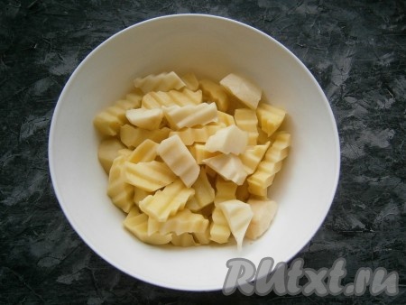 Картофель очистить, вымыть, обсушить и нарезать средними ломтиками (можно использовать фигурный нож).
