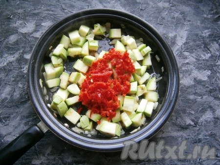 Обжаривать кабачки вместе с луком на среднем огне 2-3 минуты, после чего добавить пюре из болгарского перца.
