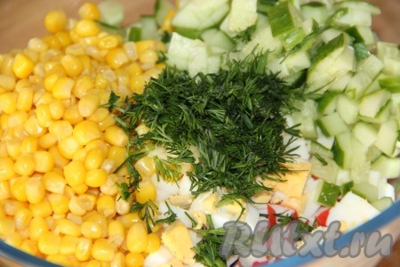 Вымыть и нарезать небольшой пучок укропа. В салат из крабовых палочек, яиц, свежего огурца, чеснока и консервированной кукурузы добавить соль и чеснок, перемешать. 
