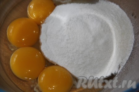 Затем в глубокой миске соединить оставшийся сахар, ванильный сахар, желтки и яйцо.
