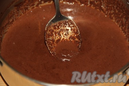 Прогреть сливки с шоколадом, не доводя до кипения, на среднем огне, помешивая (шоколад должен полностью растопиться), снять с огня и дать шоколадной массе остыть.