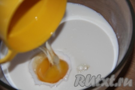 Соединить в миске молоко и яйца.
