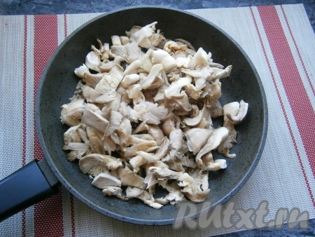 Если грибы крупные, их нужно нарезать на более мелкие части, выложить в сковороду с разогретым растительным маслом.
