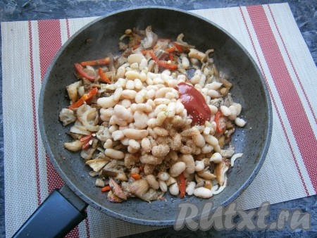 Добавить отваренную (или консервированную) фасоль к грибам. Сюда же добавить томатный соус и ещё немного специй по вкусу.
