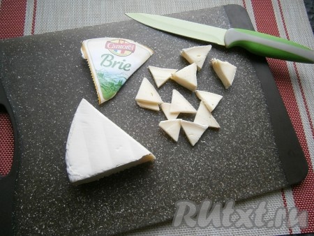 Сыр нарезать на небольшие треугольнички.
