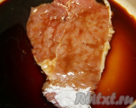 Мясо обмакнуть в соевый соус.