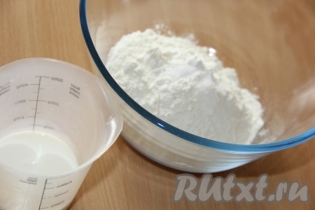 Для замешивания теста соединить муку, соль и соду, перемешать, затем влить молоко.

