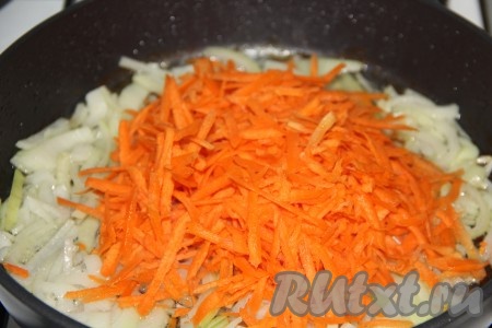 Почистить и натереть на крупной тёрке морковь, добавить её в сковороду и обжарить с луком, помешивая, в течение 5 минут.
