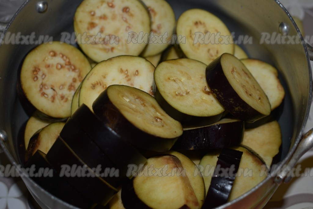 Башенки из жареных баклажанов и помидоров с чесноком — рецепт с фото пошагово