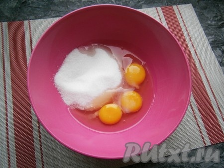 Яйца разбить в миску, всыпать сахар, соль и ванильный сахар.
