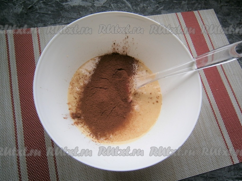 Разделить тесто на 2 равные части, в одну - всыпать просеянный какао-порошок. 