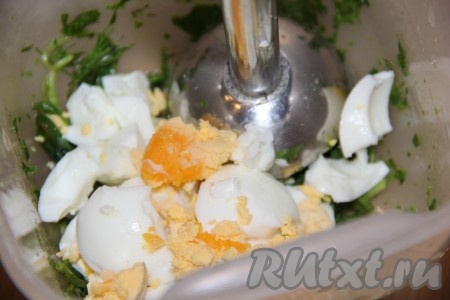 Яйца предварительно сварить вкрутую (варить порядка 10 минут после закипания воды), остудить и очистить от скорлупы. Крупно нарезать яйца и добавить к зелени.
