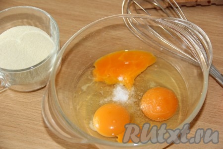 Для замешивания теста нужно соединить яйца и соль, перемешать венчиком.
