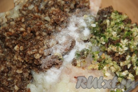 Зелень вымыть и тоже пропустить через мясорубку. Соединить перекрученные мясо с луком, грибы и зелень, добавить соль и специи.