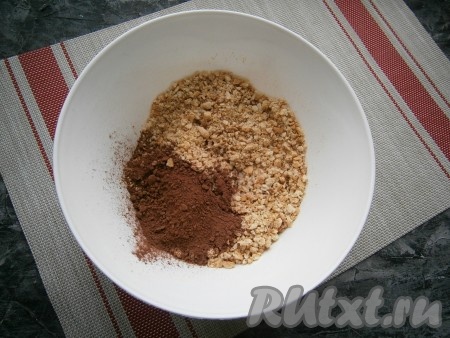 Крошку из печенья высыпать в достаточно глубокую миску, добавить какао-порошок и влить молоко.
