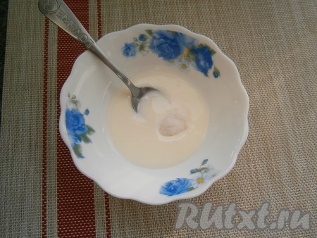 К йогурту комнатной температуры добавить соду. Йогурт можно заменить на достаточно жирный кефир или сметану.
