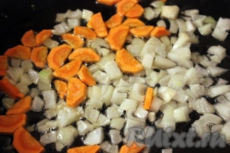Лук и морковь порезать, посолить и потомить на среднем огне на растительном масле.
