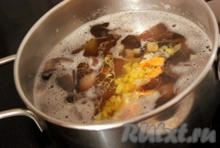 В грибной суп добавить лук и морковь.