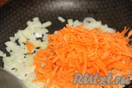 Обжарить лук, периодически перемешивая, до золотистого цвета на среднем огне, затем выложить очищенную и натёртую на крупной тёрке морковку.