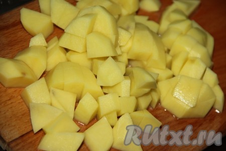Почистить картофель, а затем нарезать его на средние кубики. 
