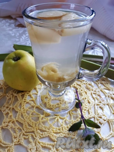 Вкусный, освежающий компот из ревеня и яблок готов. Напиток вкусен и в тёплом, и в охлаждённом виде.
