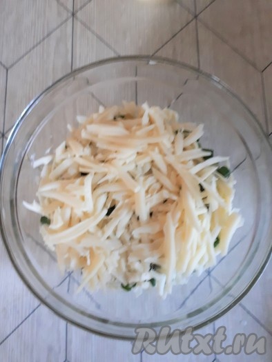 Сыр натереть на крупной тёрке и выложить в салатницу следующим слоем.
