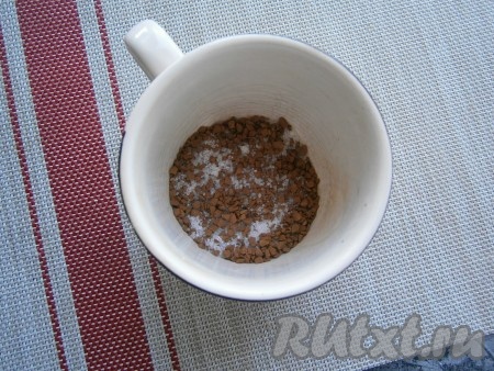В любую чашку насыпать растворимый кофе, добавить сахар.