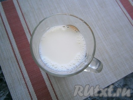 В высокий стакан (или бокал) налить холодное молоко, не доливая его доверху на 5-6 см.