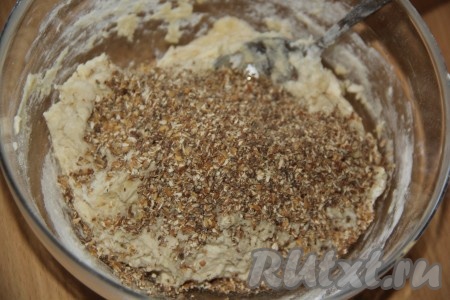 Всыпать в тесто обжаренные и остывшие пшеничные отруби (немного отрубей оставьте для посыпки хлеба), перемешать ложкой.

