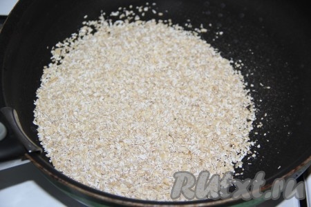 Пшеничные отруби высыпать на сухую сковороду и поставить на средний огонь.
