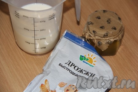 В миске (или высоком стакане) соединить молоко и воду, нагреть до 35-40 градусов. В получившуюся смесь молока и воды всыпать дрожжи и добавить мёд, оставить на 10 минут. 