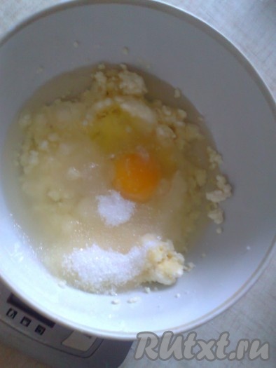 Вбить яйцо и добавить сахар, тщательно перемешать ингредиенты ложкой.

