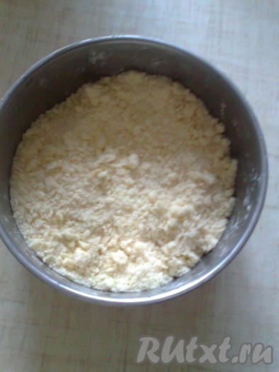 Приготовить штрейзель: соединить муку, холодное масло, сахар и ванильный сахар, хорошо растереть до получения крошки.
