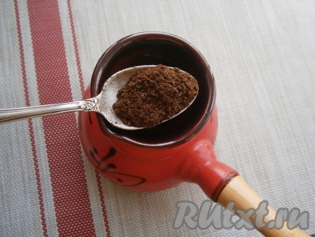 В турку всыпать свежемолотый хорошего качества кофе, влить воду. Сварить кофе в турке, получится обычный эспрессо.
