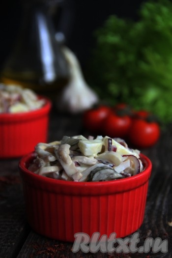 Подать очень вкусный, сытный салат из кальмаров и консервированных шампиньонов к столу. Всем советую приготовить это замечательное блюдо! 