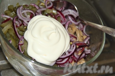 В салат из кальмаров, огурцов, лука, яиц и шампиньонов добавить майонез (или сметану) и посолить по вкусу.