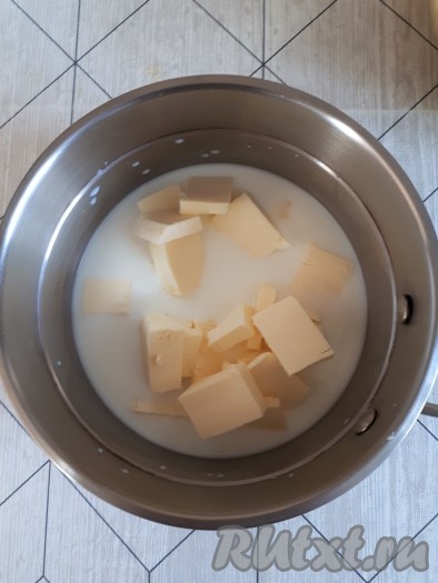 В сотейнике соединить молоко и кусочки сливочного масла, нагреть до растворения масла.