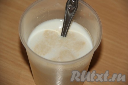 Соединить молоко и воду, прогреть, примерно, до 40 градусов. В смесь молока и воды всыпать дрожжи и оставить опару на 15 минут (до появления на поверхности пенной шапочки).
