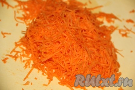 Морковь почистить и натереть на мелкой тёрке.

