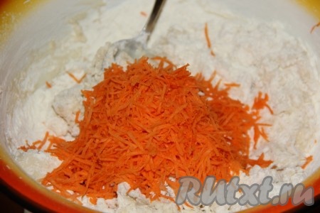 Добавить в тесто натёртую морковь.
