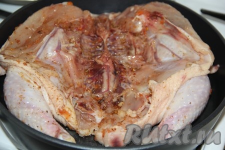 В сковороду добавить пару столовых ложек растительного масла и слегка прогреть, затем выложить цыплёнка разрезом вверх.

