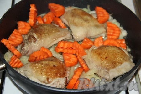 Морковь очистить и нарезать кружочками (или полукружочками), выложить в сковороду к куриным бёдрышкам с луком и обжарить пару минут.