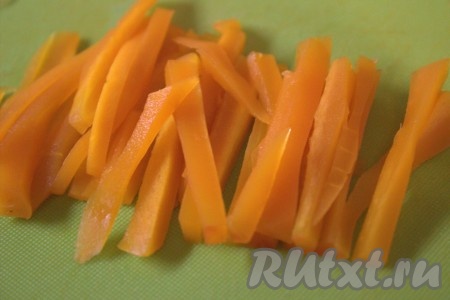 Морковь нарезать на брусочки такого же размера, как нарезана свекла.

